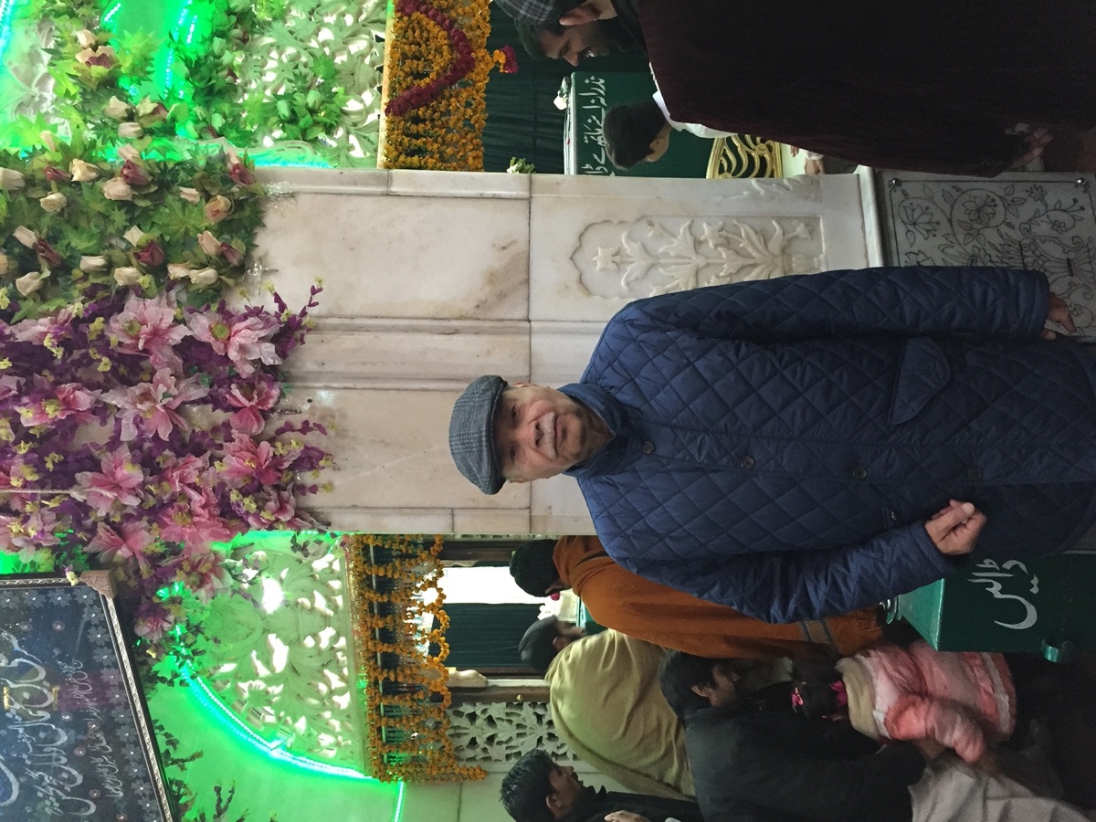 Aslam Hayat at the shrine of Data Ganj Bakhsh (Data Sahib), Lahore